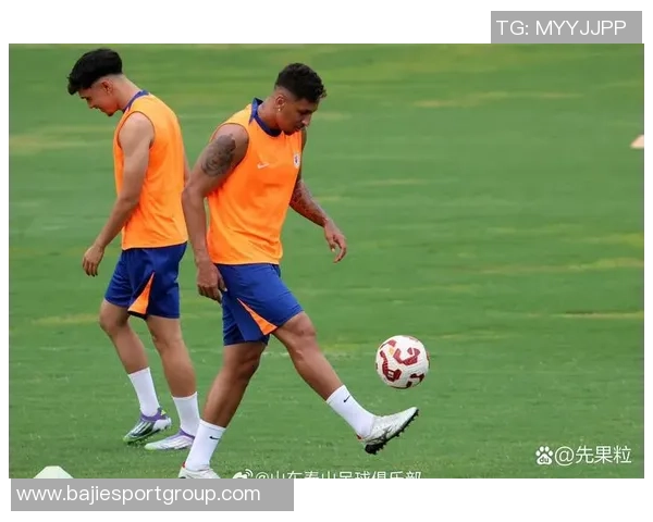 山东泰山队备战上海海港队赛前训练全景展现团队士气与战术准备